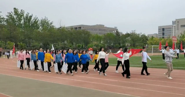 635威尼斯在第60届校运会拼搏奋进.jpg